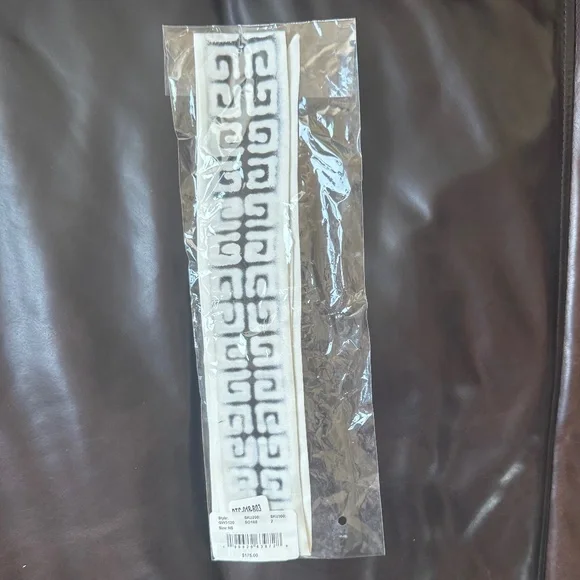 GIVENCHY BNWT Blurred 4G Silk Twilly in Black White 2"x45"
